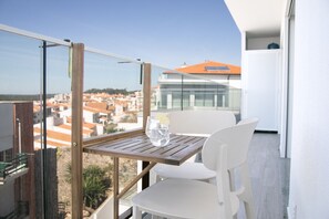 Welcome to Varanda da Muralha, in Nazaré! T2 apartment with pool, equipped kitchen, and central location. Near Praia da Norte and viewpoint. Book now!