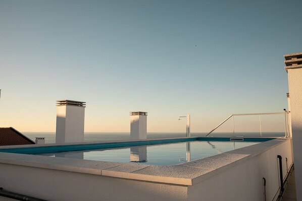 Welcome to Varanda da Muralha, in Nazaré! T2 apartment with pool, equipped kitchen, and central location. Near Praia da Norte and viewpoint. Book now!