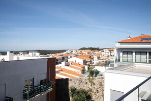 Welcome to Varanda da Muralha, in Nazaré! T2 apartment with pool, equipped kitchen, and central location. Near Praia da Norte and viewpoint. Book now!