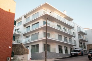 Welcome to Varanda da Muralha, in Nazaré! T2 apartment with pool, equipped kitchen, and central location. Near Praia da Norte and viewpoint. Book now!