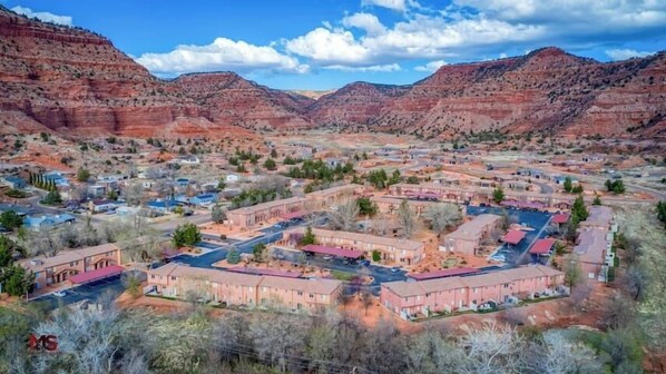 Nestled among the red hills, close to hiking trails, central to Zion, Bryce, and the Grand Canyon, and complete with a pool and hot tub, Kanab Pad has it all!