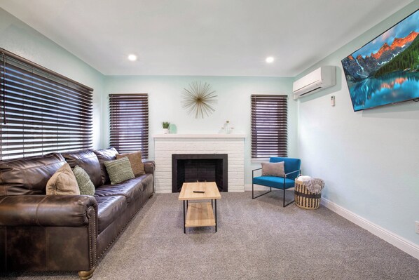 Large comfortable living room with queen-size pullout sofa