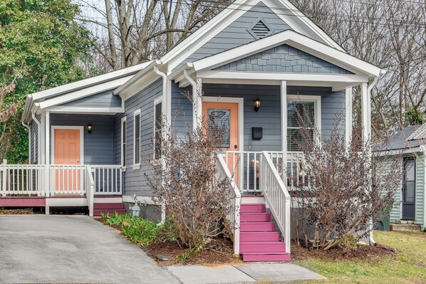 Raleigh Vacation Rental | 2BR | 2BA | Stairs Required | 950 Sq Ft