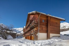 Stugans exteriör [vinter]