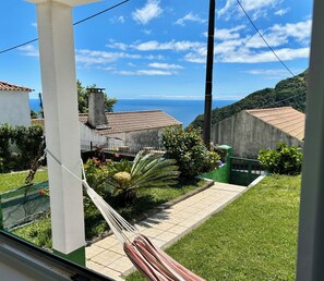 Jardim fronteiro e ilha de Santa Maria ao fundo