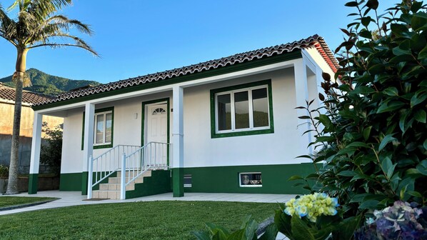 CASA CIDALISA, com o Pico Bartolomeu ao fundo