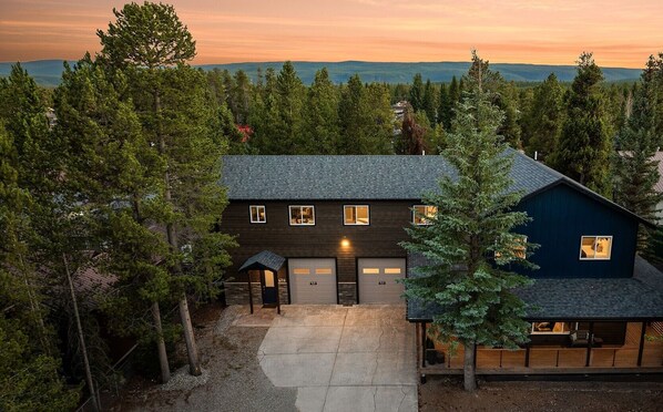 Gibbon Meadows Getaway is within walking distance of grocery stores, restaurants, and shopping. Explore gems like the IMAX Theater, Grizzly & Wolf Discovery Center, Museum of the Yellowstone,