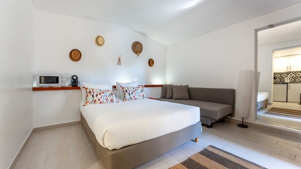 A simple and comfortable space, perfect for a relaxing stay in Albufeira.
#AlbufeiraStay #CozyEscape #RelaxAndUnwind