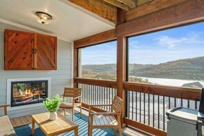 - Cozy up by the fireplace in this inviting outdoor lounge, perfect for enjoyment
- Savor your morning coffee or evening wine with peaceful lake views framed by rustic wooden beams
- Ideal for quiet mornings or romantic evenings under the stars
