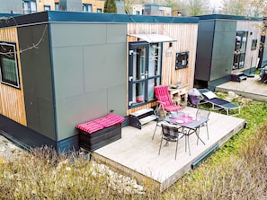 Bâtiment, Plante, Fenêtre, Arbre, Mobilier De Jardin, Ombre, Maison, Immobilier, Herbe, Siding