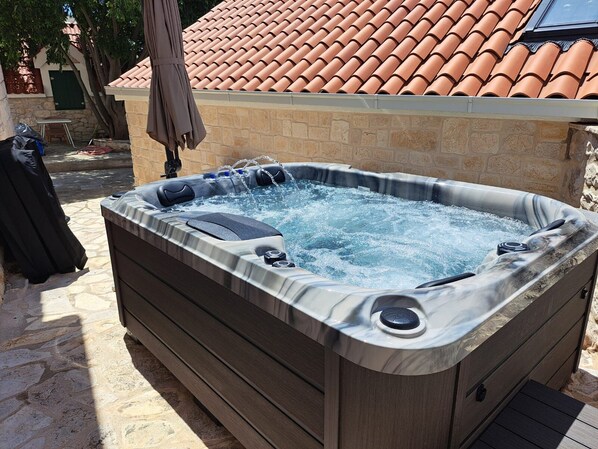 Outdoor spa tub