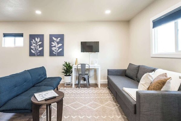 #StayInMyDistrict West Bench Comfortable furnishings & amenities make this private studio the perfect home #StayinMyDistrict #bookdirect