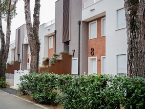 Mur, Zone Résidentielle, Arbuste, Quartier, Design Urbain, Appartement, Banlieue, Cour, Aménagement Paysager, Balcon