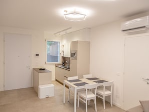 Sol, Design IntĂ©rieur, Meubles, Sol, Bois, Plafond, Cuisine, PiĂšce, Ăclairage, Luminaire