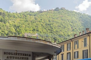Vista frontal de la propiedad