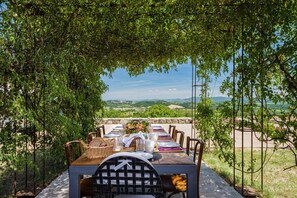 Grundstueck, Garten, Stuhl, Schatten, Küche & Esszimmer Tisch, Gartenmöbel, Tisch Im Freien, Landscaping, Eco Hotel, Plantage