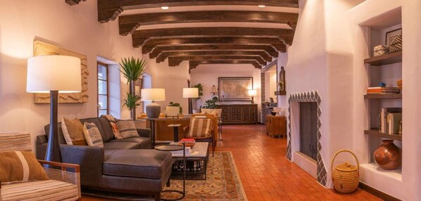 Piñon Court - Sitting lounge