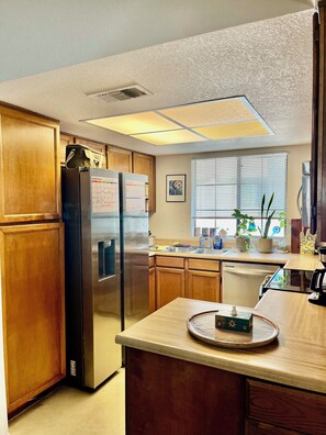Kitchen w/ full size appliances: refrigerator, stove/oven, microwave, dishwasher