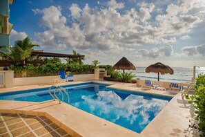 La Joya Poolside