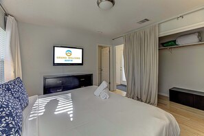 Bedroom 3 with king bed, Smart TV, and ensuite 