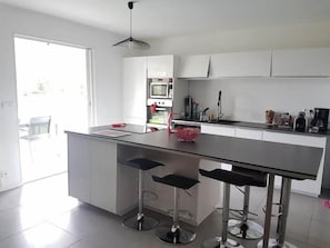 equiped kitchen, dinning table, chairs