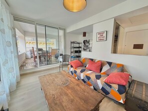 living room, sofa, TV (1)