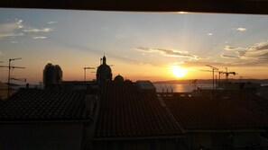 VIEW (2)