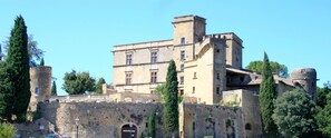 Lourmarin, proximity