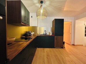 fully equipped kitchen, oven, dishwasher, traditional filter coffee machine