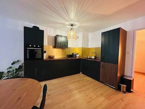 fully equipped kitchen, oven, dishwasher, traditional filter coffee machine, dining table (1)