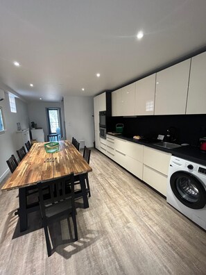 dining room, dining table, kitchen, dishwasher, nespresso coffee machine, washing machine (2)