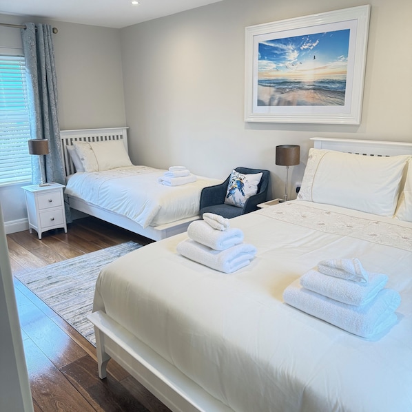 Twin Bedroom en-suite . King bed(5ft) plus single bed (3ft)
Deep Luxury mattress