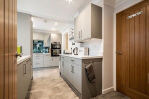 Newly installed kitchen (2023) with all modern and high spec appliances.
