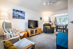 Large open plan lounge with dining room. Plenty of comfortable seating for all the guests