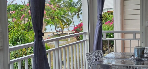 Vue plage et lagon de l'appartement