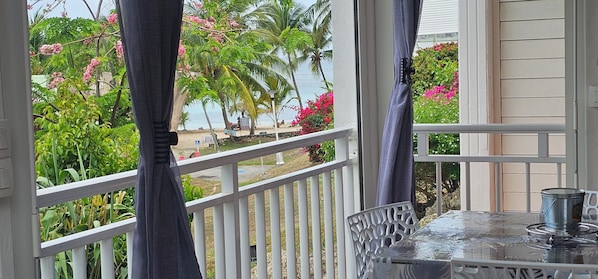 Vue plage et lagon de l'appartement