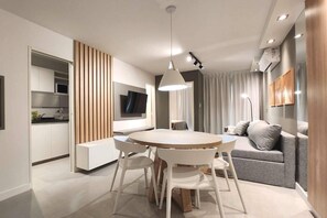 Living con aire acondicionado y calefacción / Smart de 43 pulgadas / Sillón cama para 2 personas (2)