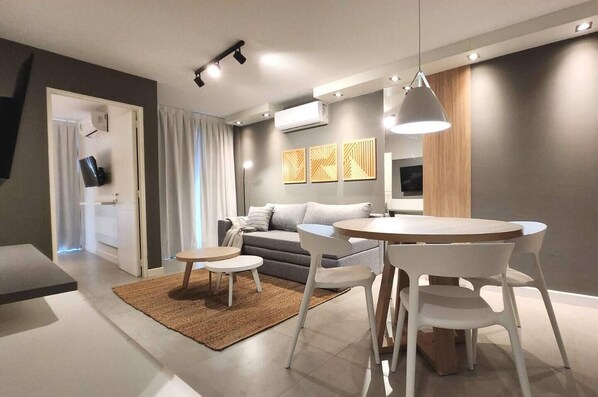 Living con aire acondicionado y calefacción / Smart de 43 pulgadas / Sillón cama para 2 personas (1)