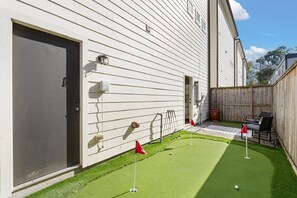 Private backyard with putting green. Golf clubs and balls included.