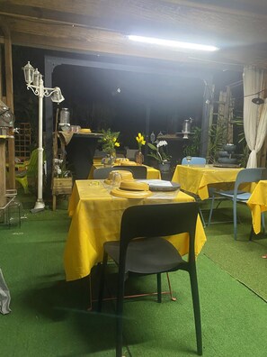 Outdoor dining