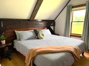 Our second king bedroom is also located on the upper floor, featuring king size Tuft & Needle mattress, high quality all-cotton bedding, and views of the sunset. 