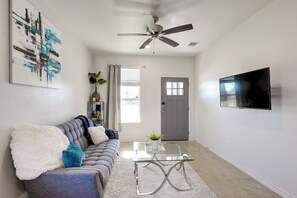Living Room | Free WiFi | Smart TV | Central A/C