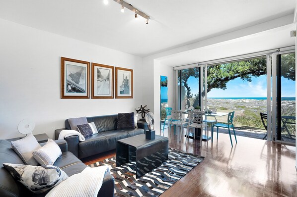 Open plan lounge - dining area to enjoy the best sunsets !