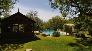 Terrasse et piscine, le bois de barthes