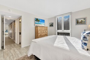 3 BDRM / 3 BTH for up to 10 guests: 2 King en-suites + 1 Guest Bedroom with Double and Twin Bunk Bed + Queen-size sleeper-sofa in the living room