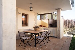 BBQ facilities,Balcony/Terrace,Garden view
