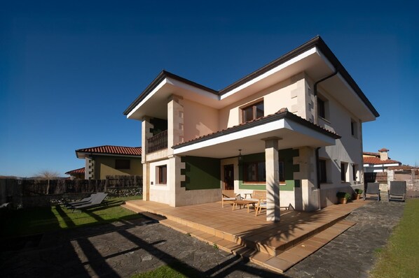 Property building,Garden,Balcony/Terrace