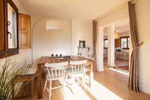 Living room,Dining area,Garden view
