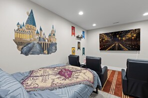 🏡The Owl’s Hollow🏡 Hary Potter Themed Bedroom w Queen, 2 Twins, and Movie Theater
