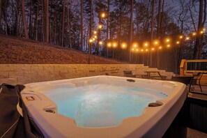 🏡The Owl’s Hollow🏡 6 Person Hot Tub & Back Patio Area (1)